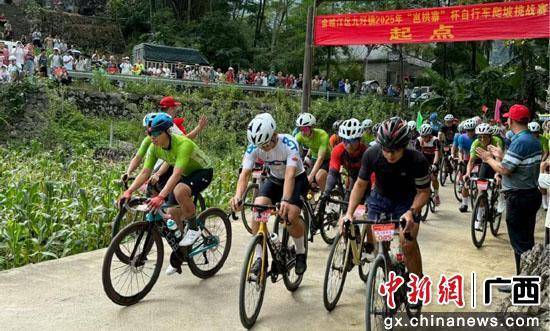 村民自发为, 受到浓郁的